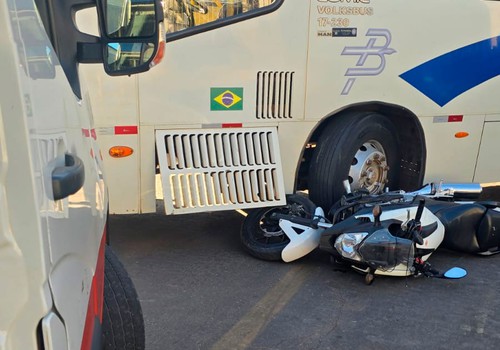 Moto quase para debaixo de ônibus e condutor fica ferido em acidente no bairro Aurélio Caixeta