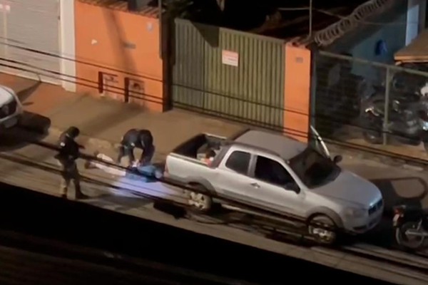 Homem reclama de atendimento em lanchonete, faz ameaças e acaba preso com arma na cintura