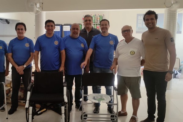Rotary Patos de Minas prepara distribuição de cestas básicas e mostra novas cadeiras de rodas