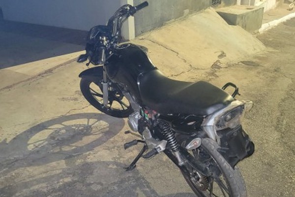 Jovem confessa ter retirado placa de motocicleta e acaba preso em Patos de Minas