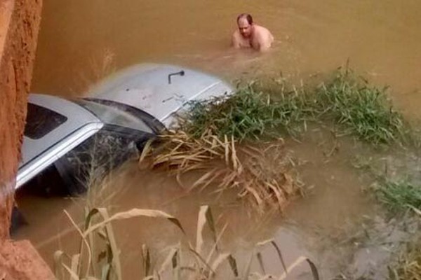Motorista perde o controle e cai com Range Rover dentro de córrego em Lagoa Formosa