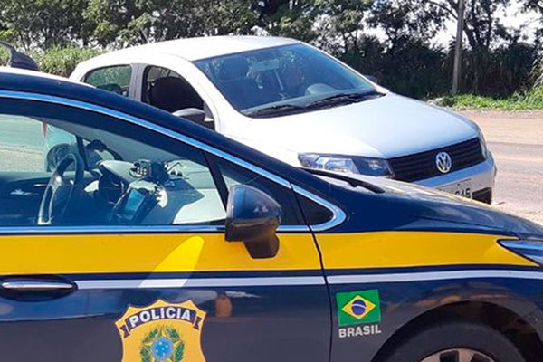 Polícia Rodoviária Federal prende homem de 35 anos e recupera carro de locadora em Patos de Minas