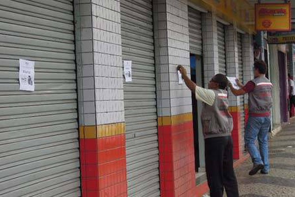 Procon fecha loja no centro de Patos de Minas que descumpria Lei das Etiquetas
