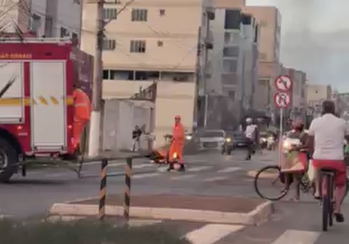 Motocicleta pega fogo após condutor parar em semáforo da rua Major Gote, em Patos de Minas