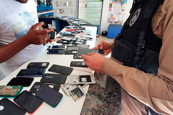 Operação High-tech faz buscas em lojas de celulares, encontra aparelhos furtados e 1 acaba preso