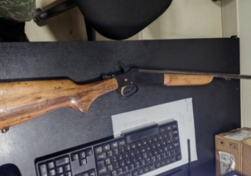 Homem é preso pela Polícia Ambiental após anúncio de venda de espingarda pelo whatsapp em Patos de Minas