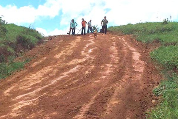 Moradores de Bebedouros das Posses se unem para consertar estrada esquecida pela Prefeitura