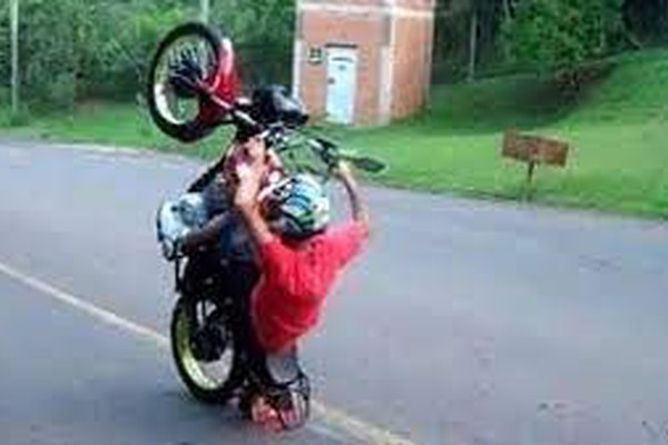 Homem que postou vídeo de manobras perigosas com motos é condenado em Minas Gerais