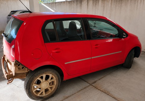 Motorista embriagado foge após bater em motoneta, atinge árvore e acaba preso em condomínio