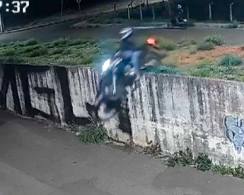 Jovem de 18 anos fica ferida após perder o controle de moto e despencar de desnível em avenida de Patos de Minas