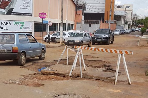 Além de buracos por toda a cidade, patenses têm que enfrentar também os estragos da chuva