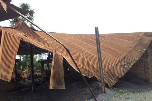 Prefeitura contabiliza prejuízos causados por temporal e terá que demolir parte de barracão