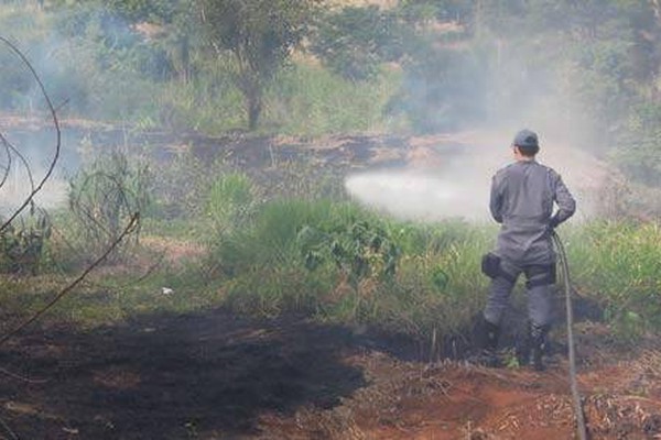 Corpo de Bombeiros é acionado para conter mais uma queimada no Mocambo