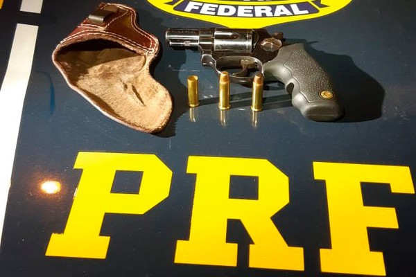 Polícia Rodoviária Federal prende motorista com arma carregada na cintura em Patos de Minas