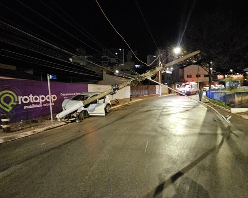 Motorista perde o controle, acerta em cheio poste de iluminação e interdita pista da avenida Fátima Porto