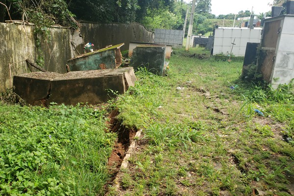 Erosão causa estragos no Cemitério e deixa túmulo partido com restos mortais à mostra