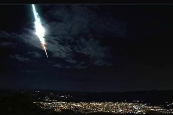 Meteoro explode nos céus de Patos de Minas causando clarão, estrondo e tremor de terra