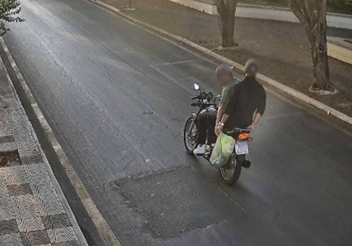 Homem é preso após ser flagrado dirigindo moto sem capacete e com sinais de embriaguez em Patos de Minas