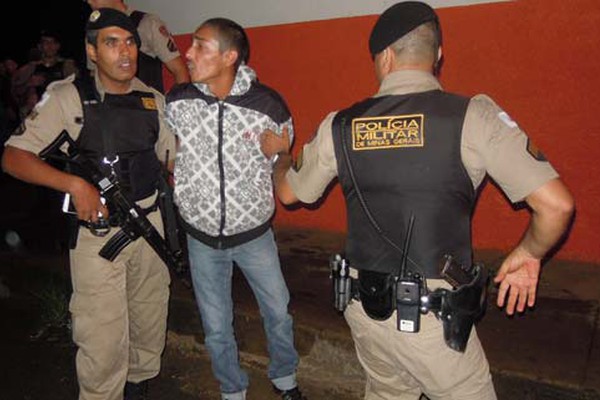 Assaltantes são cercados pela polícia na Vila Rosa e mantém reféns, mas decidem se entregar