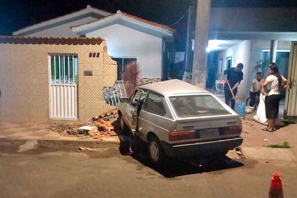 Condutor inabilitado para dirigir carros perde o controle da direção e bate em residências