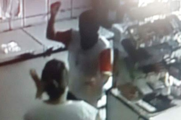 Imagens mostram ação de adolescente em assalto à padaria em Presidente Olegário