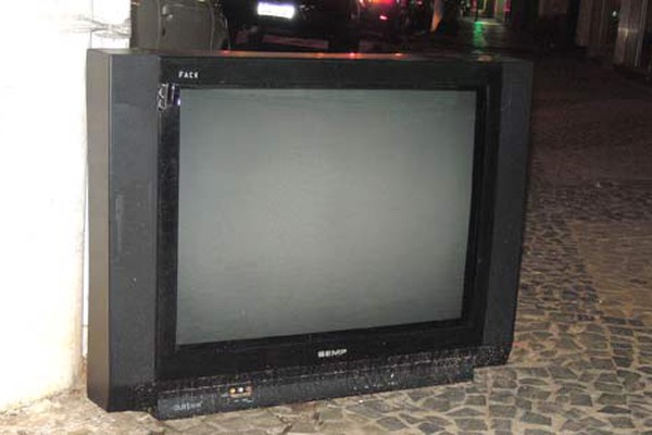 TV há 4 dias na principal rua da cidade chama a atenção para o problema dos eletrônicos
