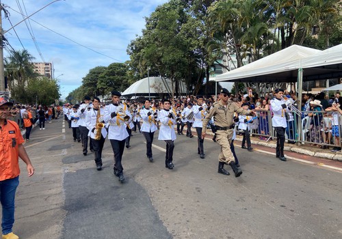 Patos de Minas celebra 134 anos com desfile e distribuição de bolo e pamonha