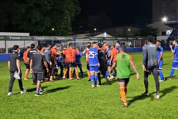 Amistoso entre URT e ABECAT tem expulsão, confusão e termina em derrota antes do apito final