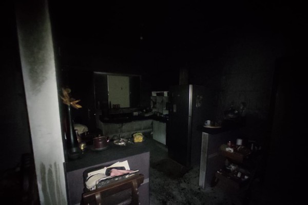 Incêndio destrói residência com dois carros e vários equipamentos na cidade de Coromandel