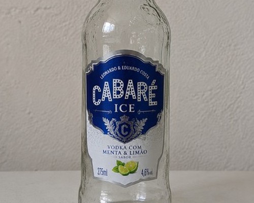 Aluna bebe e serve bebida alcoólica para colegas em sala de aula em Patos de Minas
