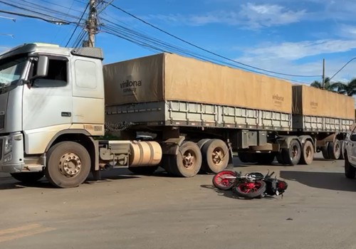 Jovem inabilitado empina a moto, bate em carro e carreta e acaba ferido em Patos de Minas