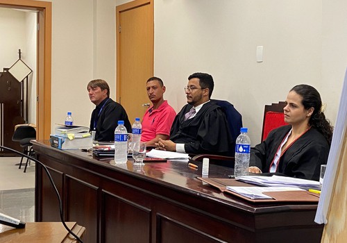 Homem que esfaqueou conhecido após desentendimento por conserto de moto é absolvido por legítima defesa