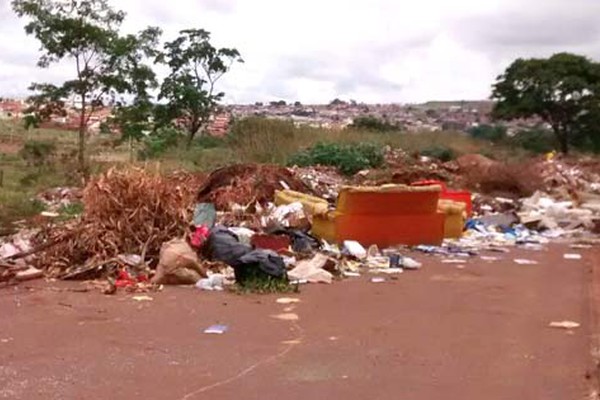 Moradores do bairro Jardim Vitória se irritam com o surgimento de mais um lixão na cidade
