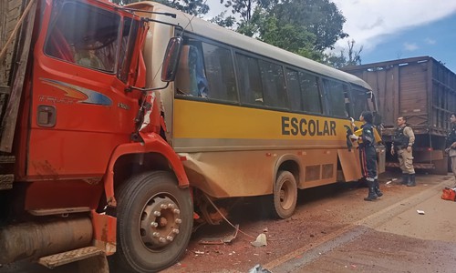 Acidente entre caminhões e micro-ônibus escolar deixa seis pessoas feridas na MG-188