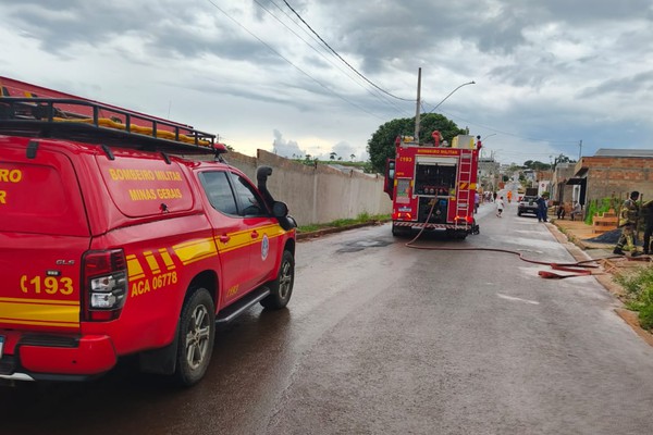 Vizinho entra em casa em chamas e resgata mulher encontrada caída na cozinha em Patos de Minas