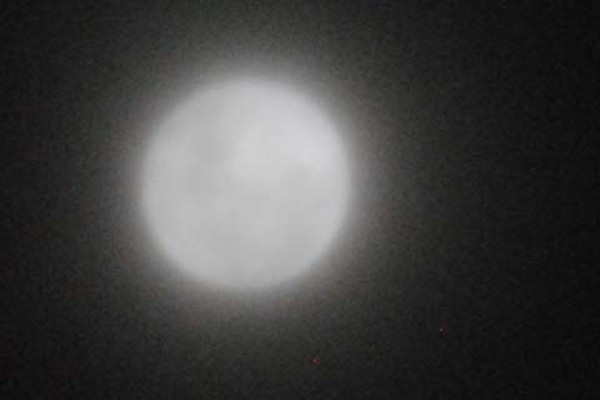 Super Lua aparece no céu de Patos de Minas, mas nuvens escondem brilho intenso