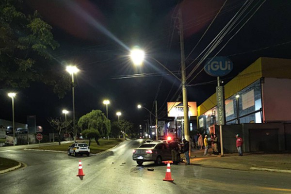 Condutor embriagado e sem habilitação avança parada e causa acidente em Patos de Minas