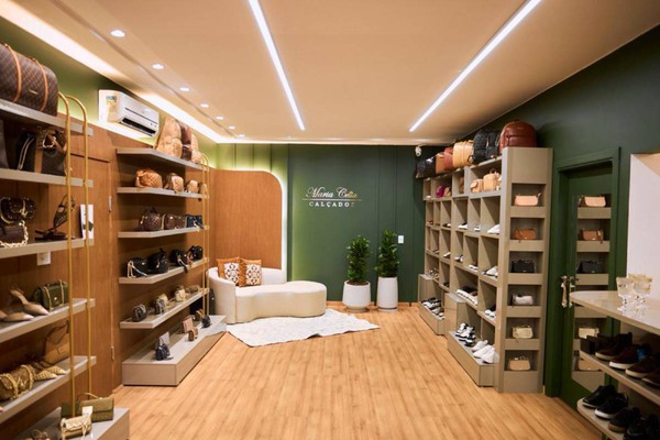 Maria Célia Calçados promove live com descontos de até 50% e sorteio de uma bota neste fim de semana