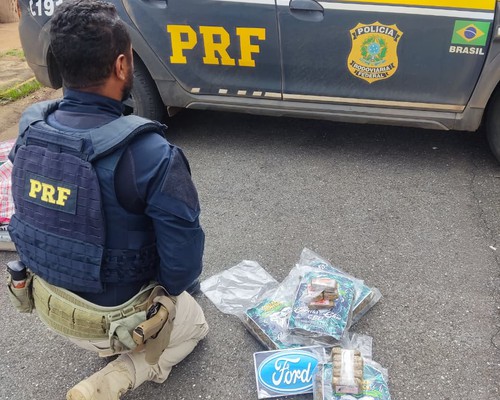 PRF nota nervosismo de passageiro de ônibus e encontra mala abarrotada de skunk, cocaína e haxixe na BR 365