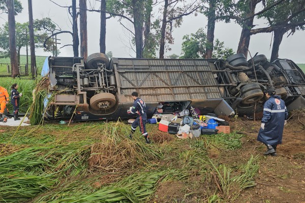 Sobe para 6 número de mortes em acidente com ônibus na BR 365; pista foi liberada
