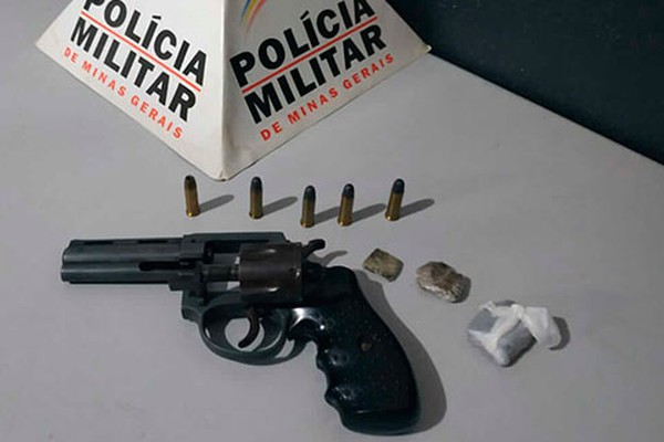 PM cumpre ordem judicial e leva três para a delegacia com arma e droga em Patos de Minas