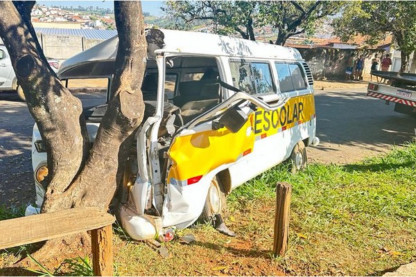 Pick up atinge Kombi escolar que vai parar em árvore em São Gotardo; criança e motorista ficam feridos