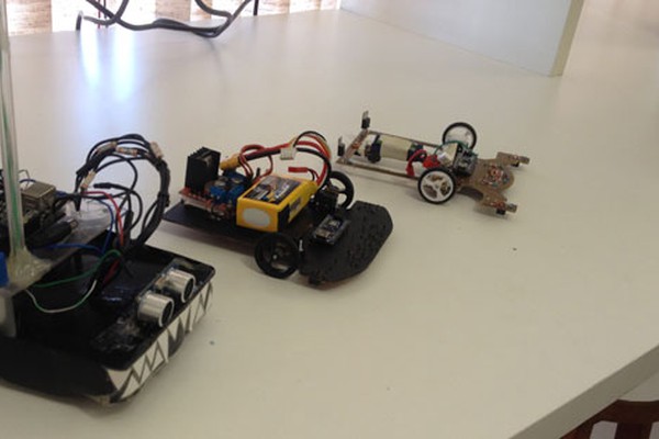 Pesquisadores da UFU de Patos de Minas mostram robôs construídos na instituição