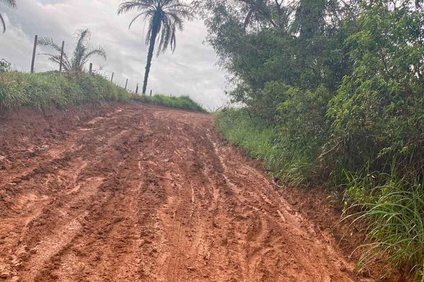 Fazendeiros se unem e começam a reparar estradas rurais em Patos de Minas