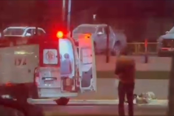 Vídeo mostra momento em que motociclista em fuga provoca grave acidente na avenida JK; veja