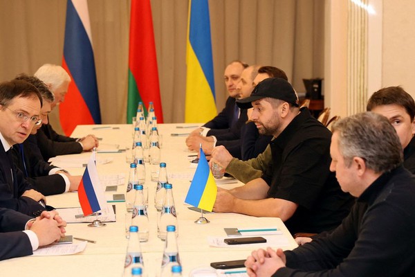 Negociações para cessar-fogo começam 4 dias após invasão da Ucrânia