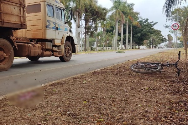 Morre ciclista de 56 anos atingido por carreta na avenida J.K, em Patos de Minas