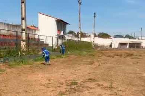 Estádio do Paranaíba passa por limpeza e pode abrigar escolinha de futebol em Patos de Minas
