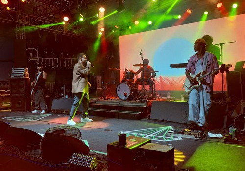 Raphael Piêit canta o melhor do rock na Fenapraça 2026; veja ao vivo