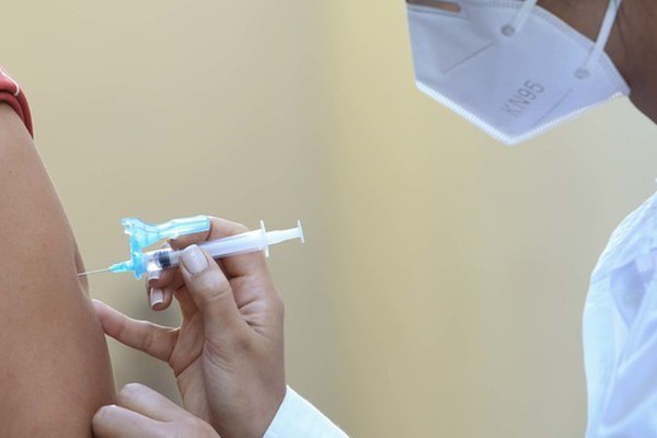 Vacinação mostra eficácia e 500 cidades mineiras chegam a um mês sem óbito por Covid-19